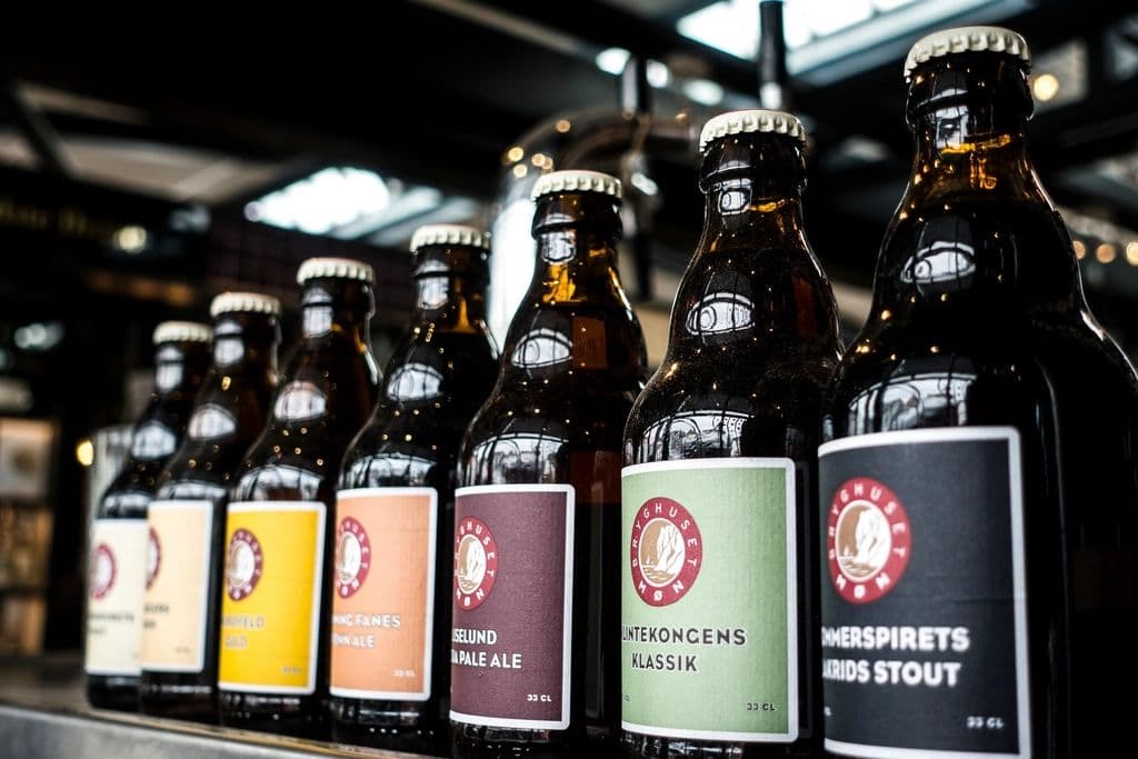 Bottiglie di birra artigianale allineate sul bancone