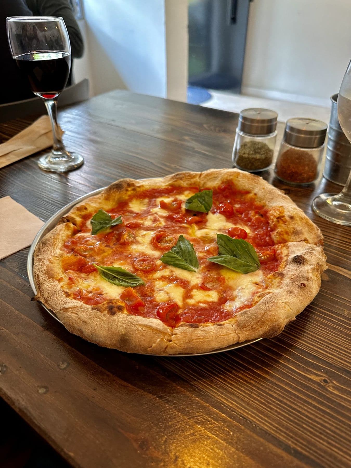 Una margherita appena sfornata sul tavolo di legno