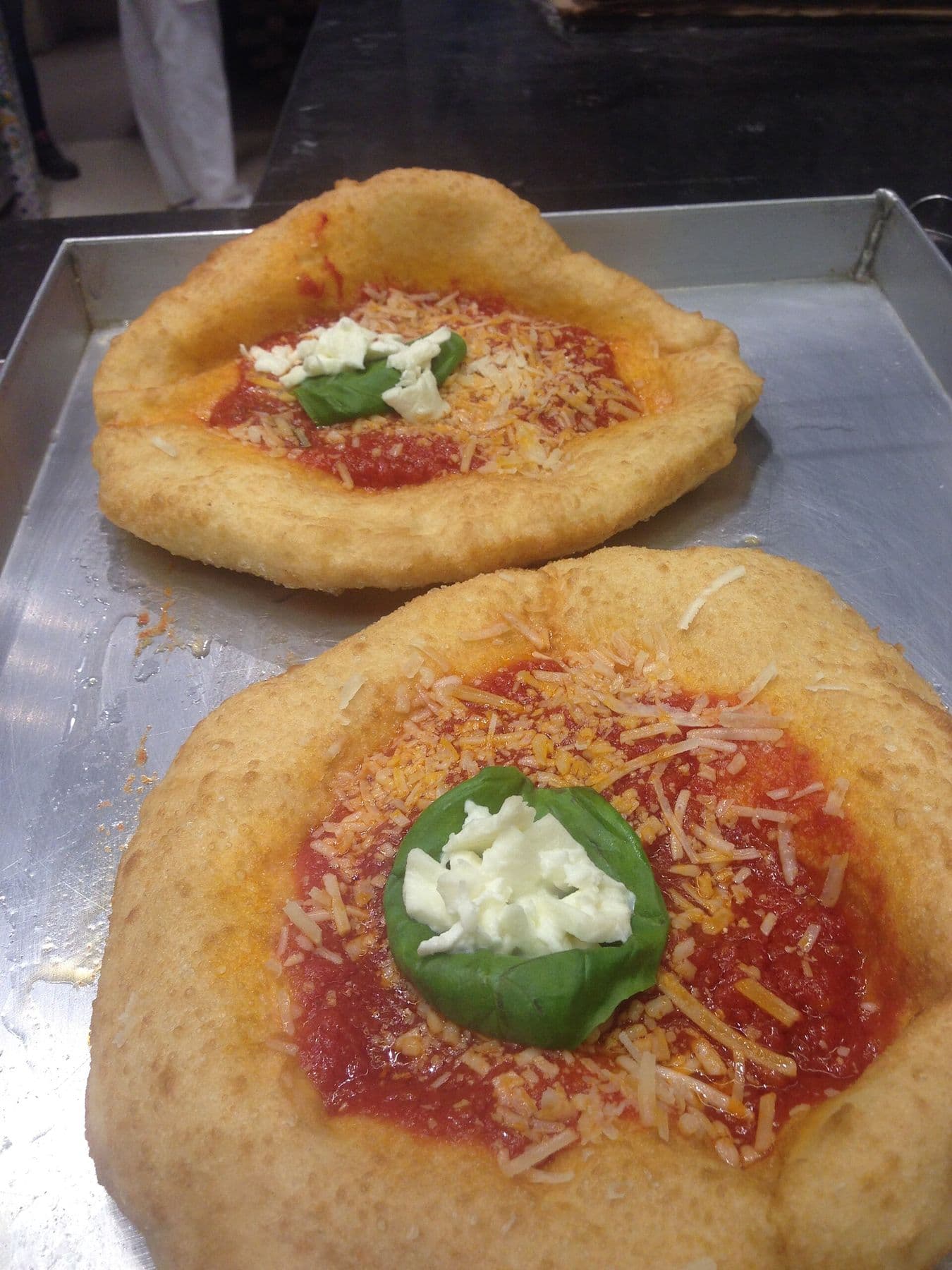 Montanare: pizzette fritte con pomodoro e basilico