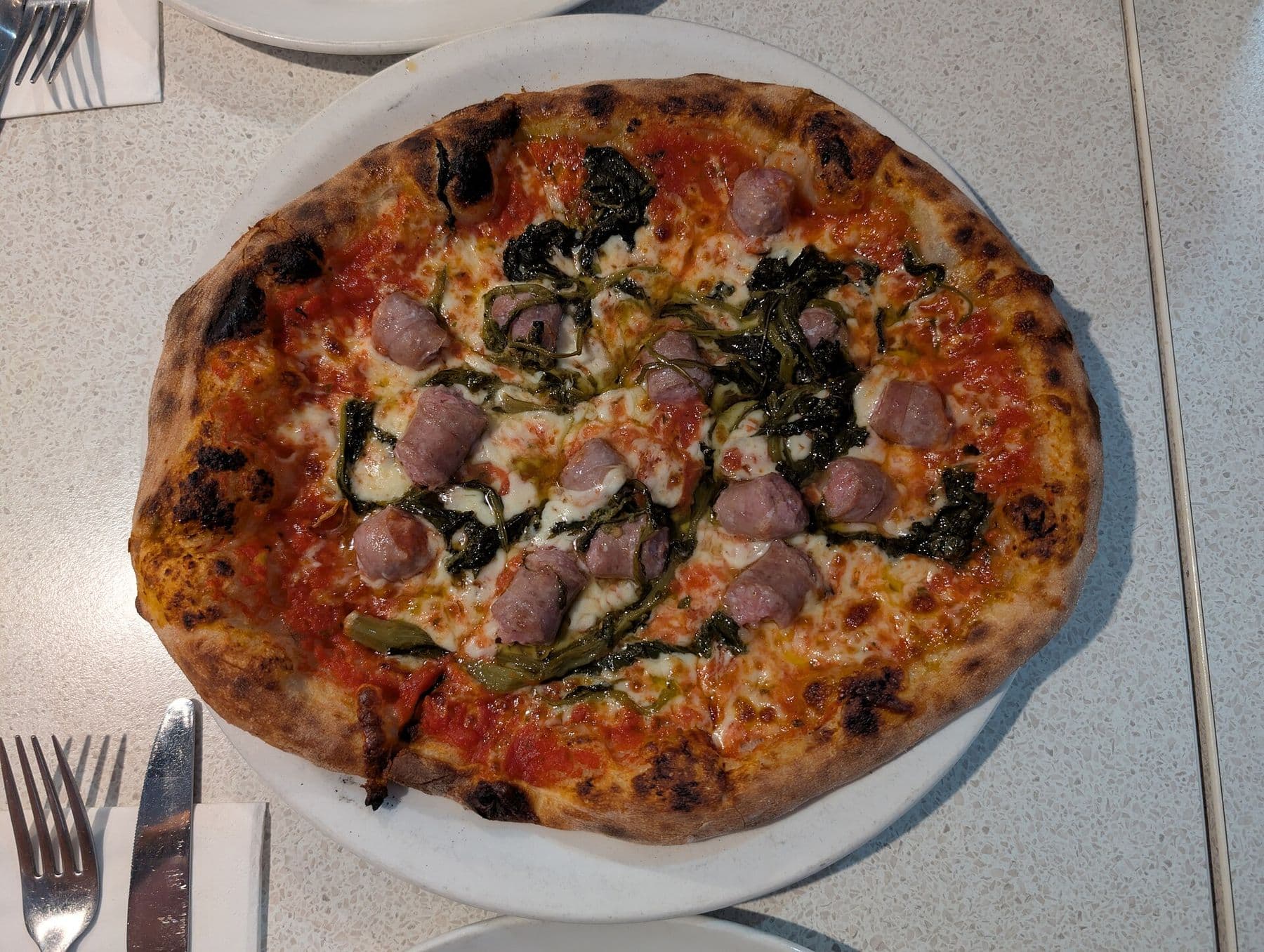 Pizza con salsiccia e friarielli