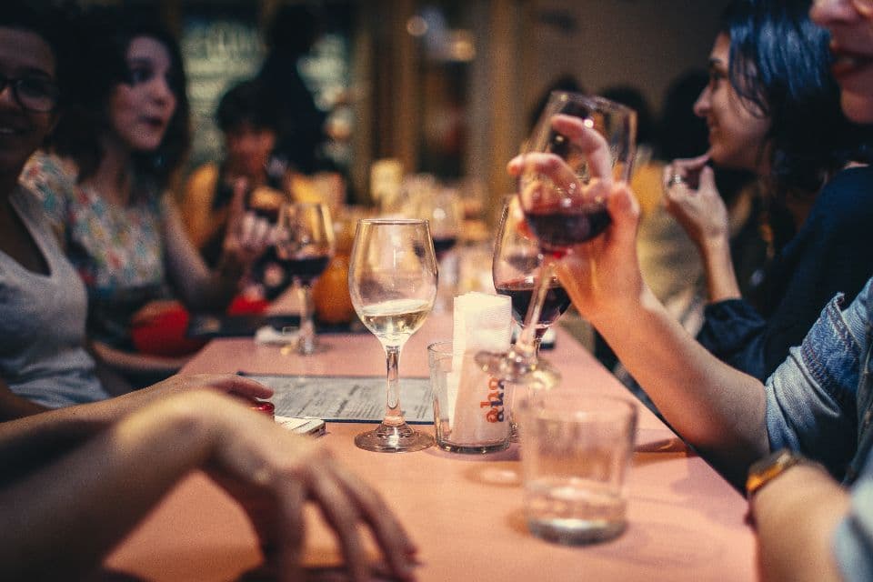 Amici a tavola durante una serata in pizzeria